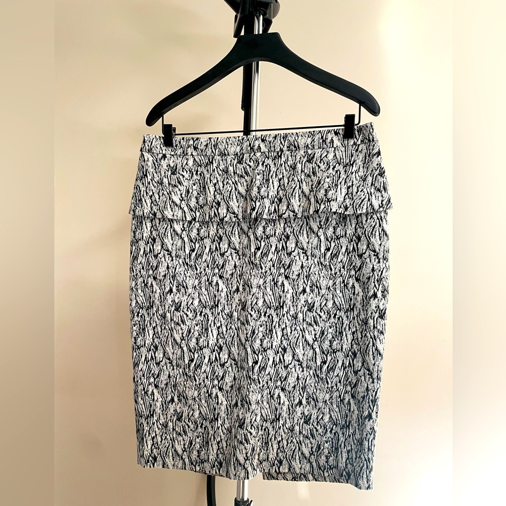JUDITH & CHARLES Print Blk & Wht Peplum Skirt